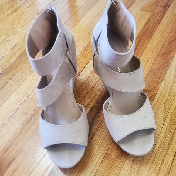 Christian Siriano size 10 Beige wedge heel sandals - Picture 3 of 4